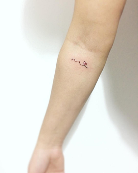 Tatuaggio con lettera M a portata di mano