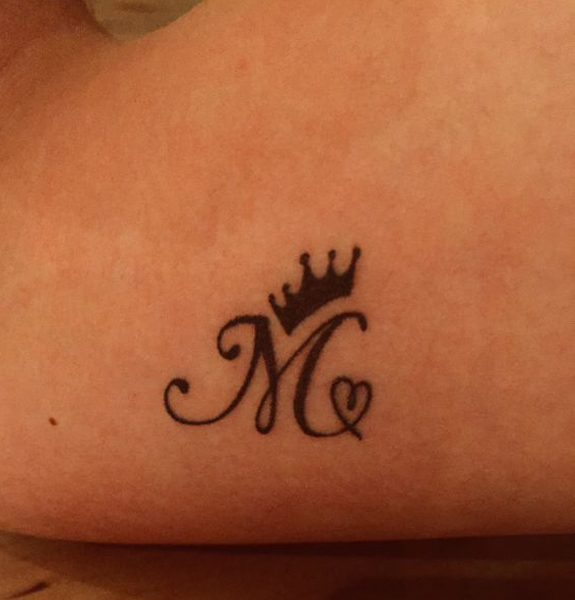 Maestoso tatuaggio con lettera in stile M