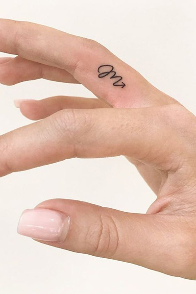 Elegante M Finger Tattoo