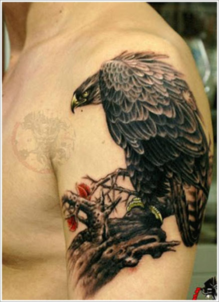 Aquila su un ramo tatuaggio sulla mano