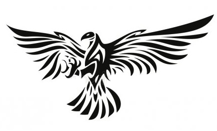 Un tatuaggio tribale con ali di aquila