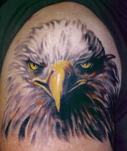 Disegni speciali del tatuaggio dell'aquila sul braccio