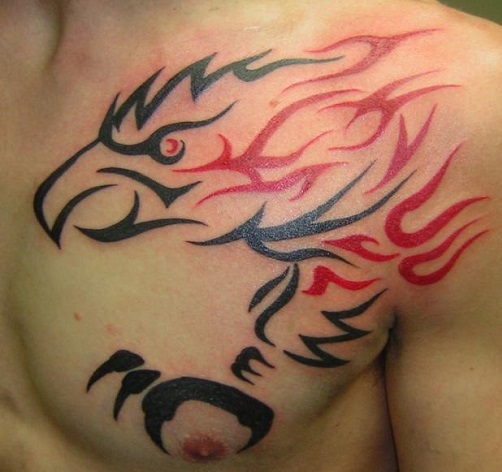 Disegni tribali del tatuaggio dell'aquila fiammeggiante
