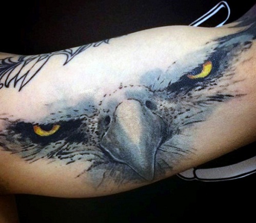Potente disegno del tatuaggio dell'occhio di aquila