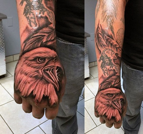 Disegni del tatuaggio dell'aquila a portata di mano