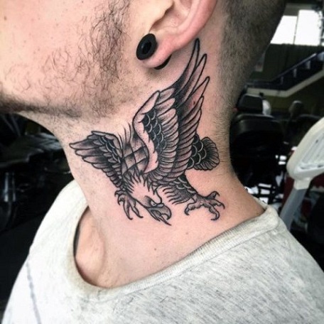 Disegno del tatuaggio dell'aquila sul collo