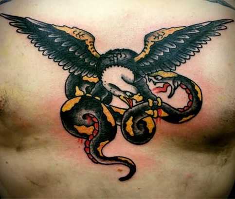 Disegni del tatuaggio dell'aquila da combattimento per gli uomini