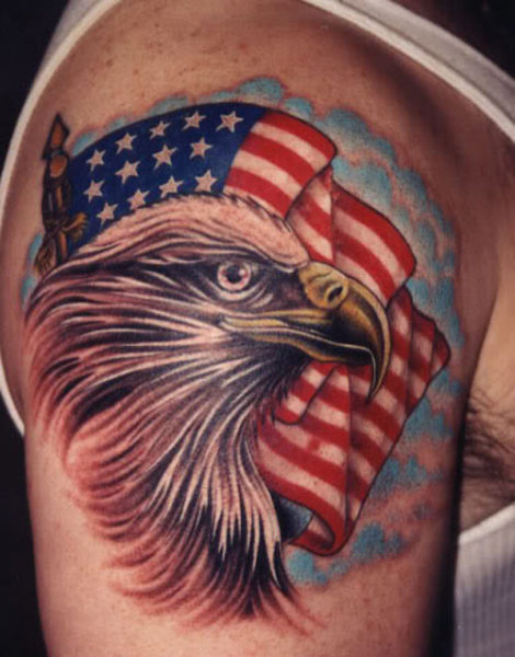 Disegni del tatuaggio dell'aquila della bandiera americana sul braccio