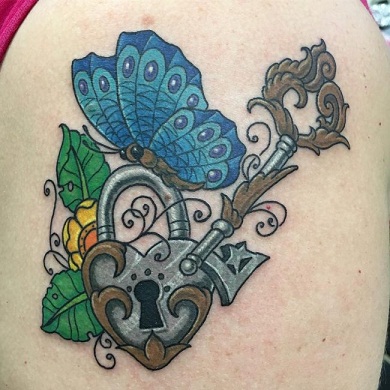 Dito per tatuaggio con serratura a farfalla e chiave