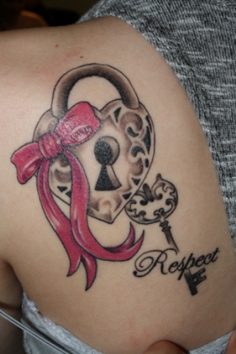 Tocco femminile  tatuaggio serratura e chiave