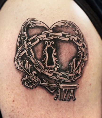 Ingabbiato nel tatuaggio con serratura e chiave