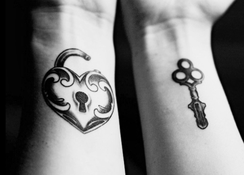 Tatuaggio semplice con serratura e chiave