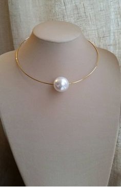Gargantilla de alambre de oro con la perla