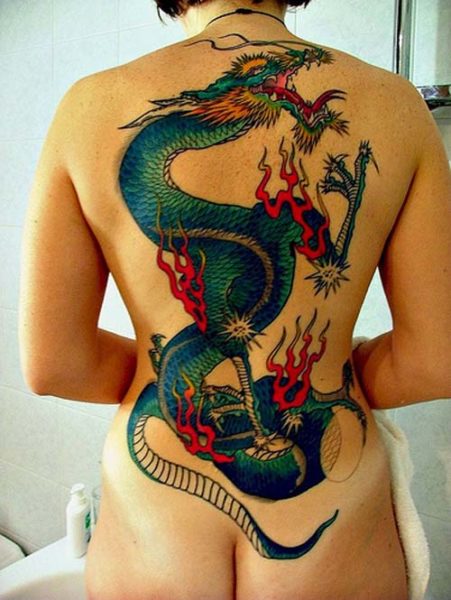 Tatuaggio del corpo del drago per le ragazze indietro
