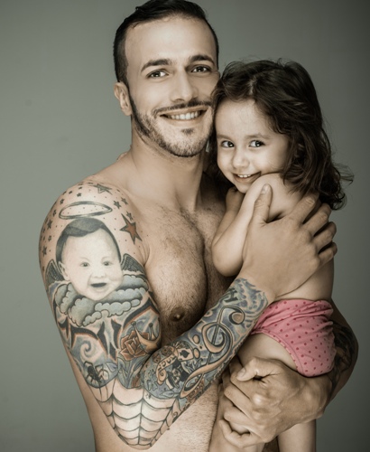 La figlia ama il disegno del tatuaggio del corpo per il padre