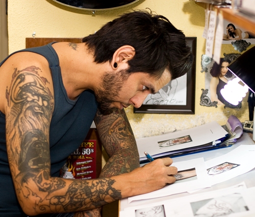 La significativa arte del tatuaggio del corpo per adolescenti