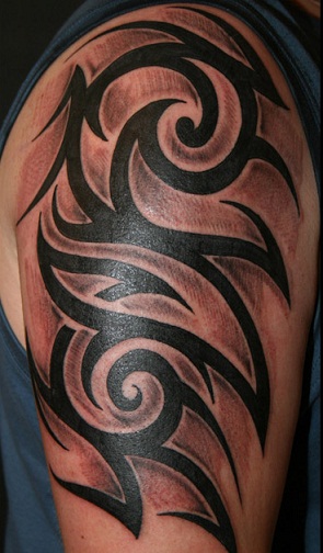 Tatuaggio tribale sulla manica del corpo