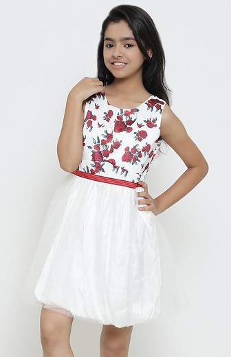 Vestido con estampado floral en blanco y rosa