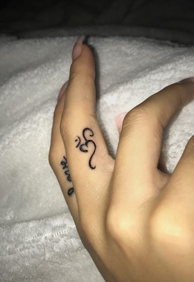 Om Tattoo Design sulle dita