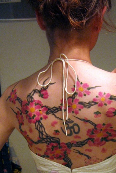 Om Tattoo per una bella schiena