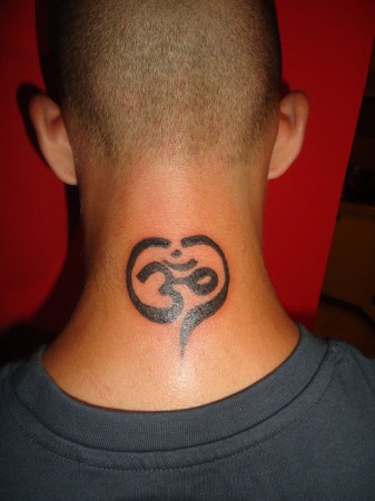 Disegni del tatuaggio Om sul collo