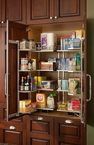 Design semplice dell'armadio da cucina con scaffalature