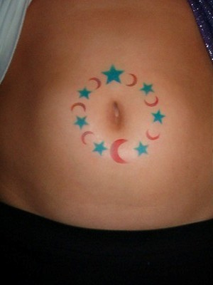 Diseños de tatuajes de lunas pequeñas en el área del vientre