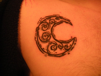 Tatuaje de media luna del zodiaco para hombre