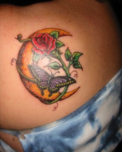Tatuaje de luna de color naranja con rosa de vid