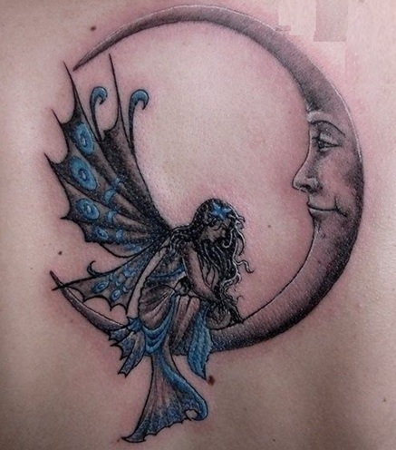 El diseño clásico del tatuaje de la luna con ángel
