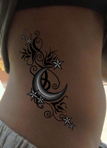 El elaborado tatuaje de la luna celestial con estrellas plateadas