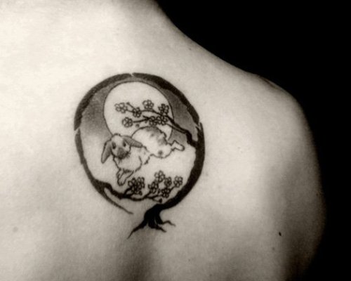Diseño de tatuaje de luna llena con árbol
