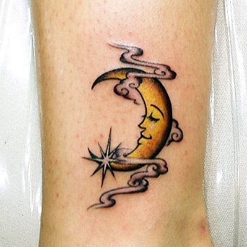 Tatuaje de luna creciente en la pierna