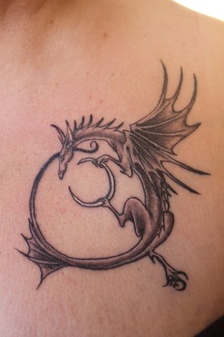 Tatuaje de Dragon Moon en el pecho