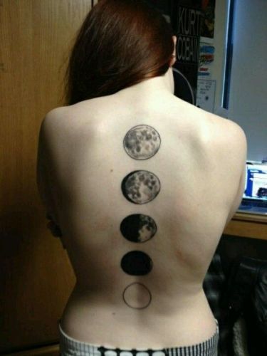 Tatuajes de luna llena en el área de la columna vertebral