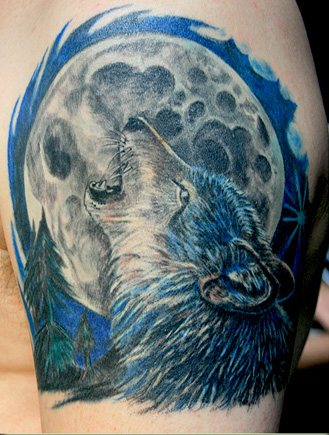 Diseño de media manga de tatuaje de luna con lobo