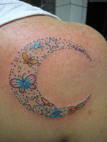 Diseño de tatuaje de mariposa y luna en el hombro