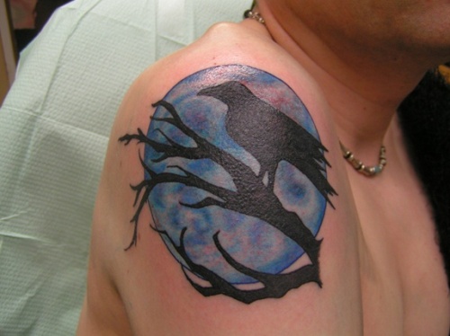Tatuaje de la luna y el cuervo en el brazo
