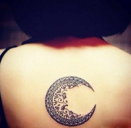 Diseño artístico del tatuaje de la luna para la espalda