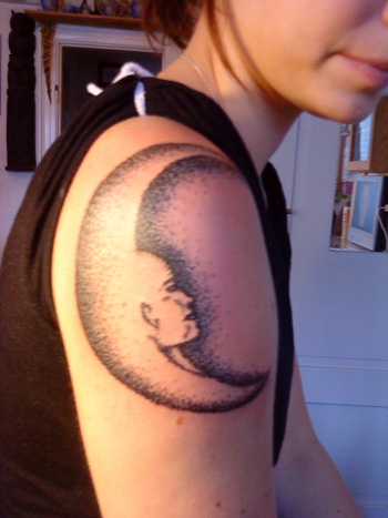 Tatuajes de brazo y luna para mujer
