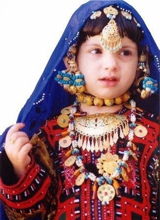 Chica en Omán vistiendo Tikka tradicional