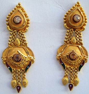 Diseños tradicionales de aretes de oro para bodas