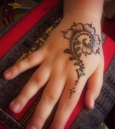 Design carino e piccolo all'henné per bambini