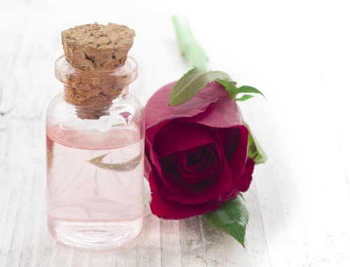 Los mejores consejos de belleza para las espinillas: agua de rosas