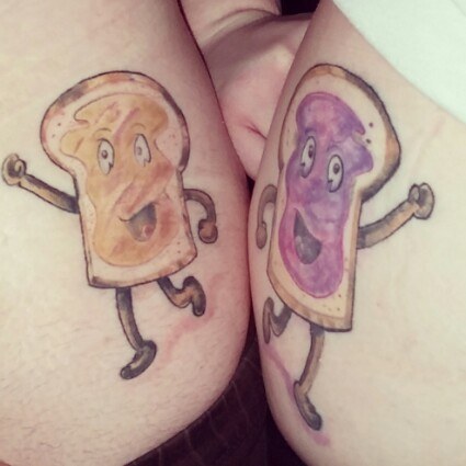 Fetta di pane abbinata al tatuaggio creativo