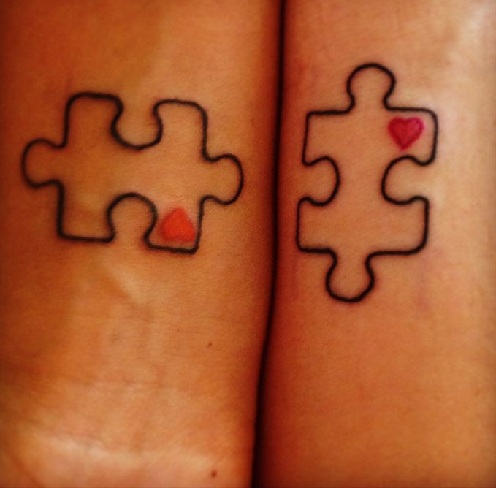 Design del tatuaggio a blocchi di puzzle abbinati