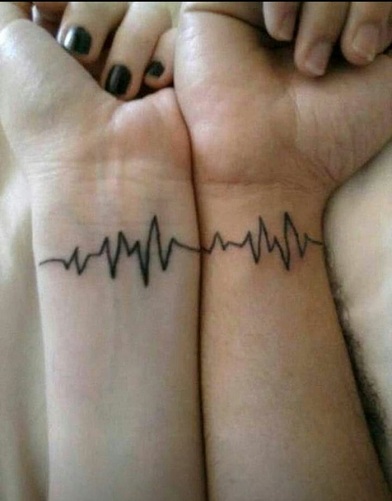 Design del tatuaggio corrispondente alla frequenza cardiaca