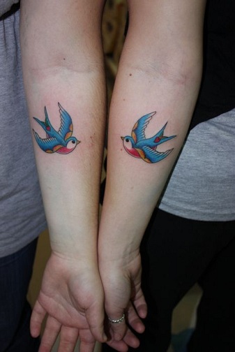 Tatuaggio di uccelli colorati abbinati