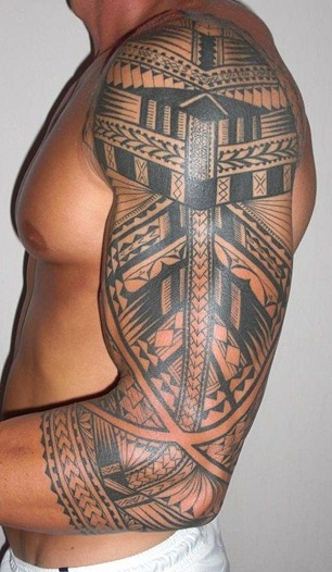 Tatuaje tribal negro de manga completa