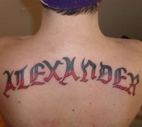 I tatuaggi con il nome enorme sulla schiena